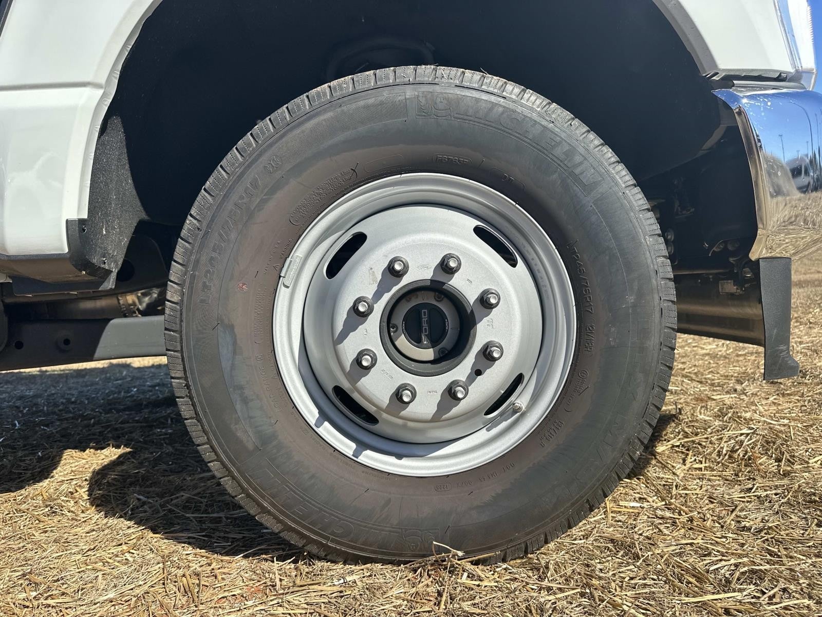 2025 Ford Super Duty F-350 DRW XLT 4WD CREW CAB 8' BOX